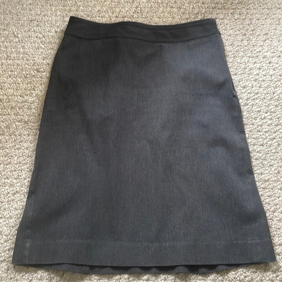 Stretchy charcoal gray skirt from gap factory - Picture 1 of 3